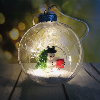 Julekugle med lyskæde og snemand